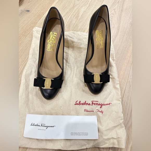 Black leather gold bow buckle Salvatore Ferregamo heels. Size 7 - Picture 1 of 6